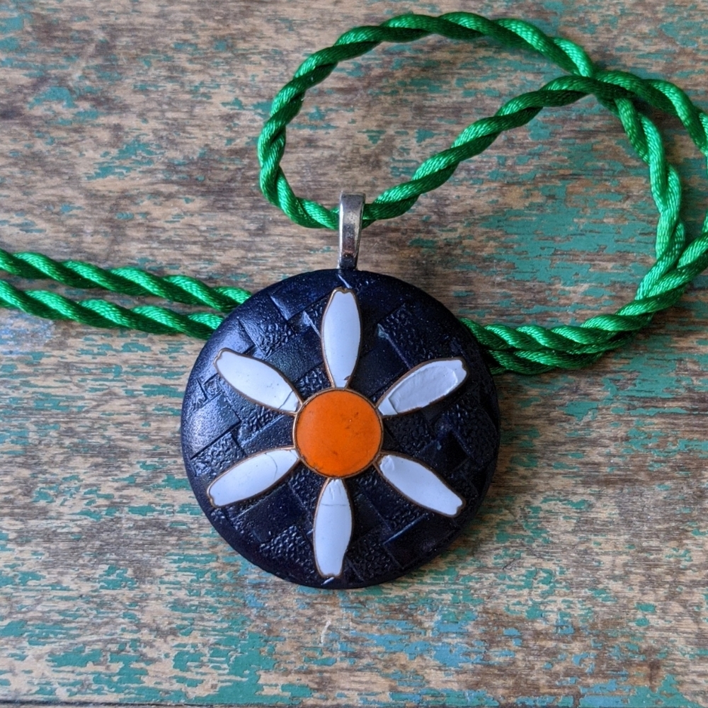 WHIMSY HOUSE I NWT Upcycled Vintage Wood Button & Enameled Metal Daisy Necklace